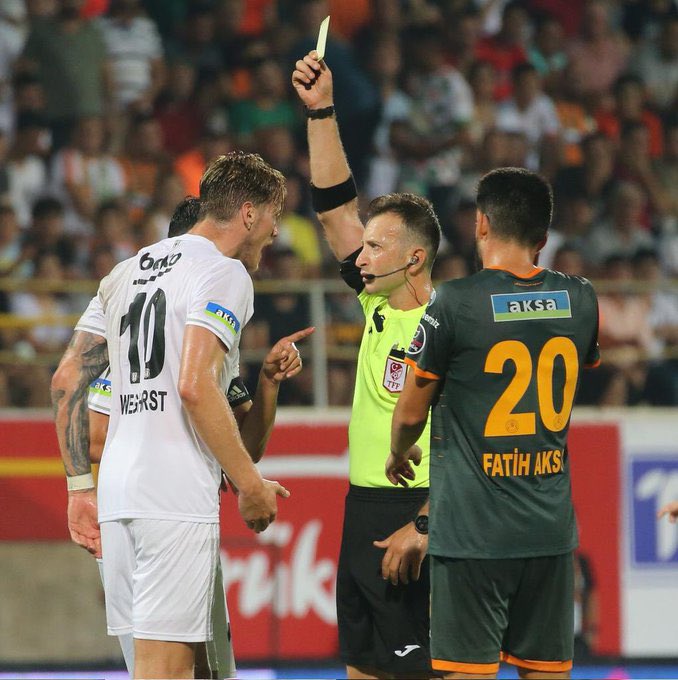 𝐒𝐄𝐍𝐈̇ 𝐈̇𝐘𝐈̇ 𝐓𝐀𝐍𝐈𝐘𝐎𝐑𝐔𝐙 𝐘𝐀𝐒𝐈̇𝐍 𝐊𝐎𝐋

Bu adamı iyi tanıyoruz 2022’de Alanyaspor maçında Beşiktaş’ı üç puandan etti, skandal kararlarla tarih yazdı. 

O zaman da “Kasıtlı kollarını bu sezon hiçbir maçımızda görmek istemiyoruz!” demiştik. Ne değişti? Hiçbir şey!