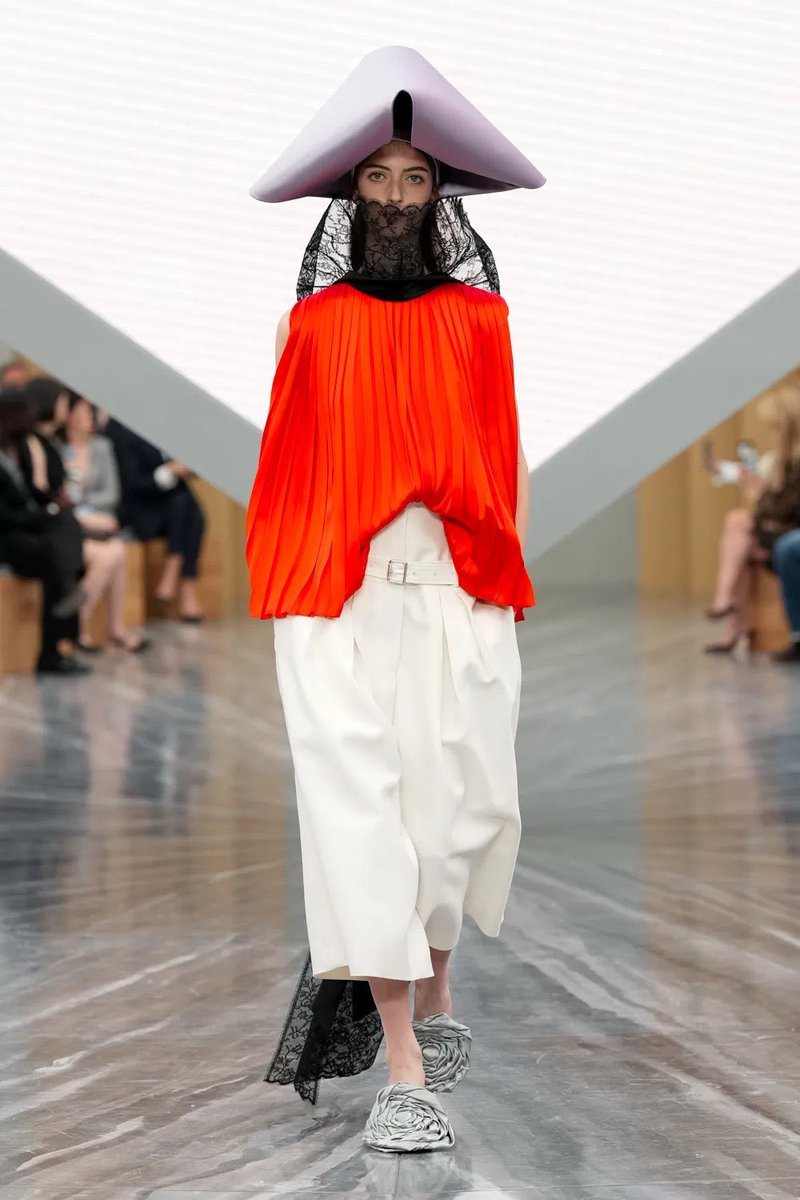 aalcaniz's tweet photo. Digiriendo todavía el debut de Jonathan Anderson en #Dior . Me ha parecido contemporáneo, fresco, con una nueva visión de la mujer Dior, que es de lo que se trataba 👏🏻 Buen equilibrio de referencias y su toque personal, aunque le falta cohesión… À suivre! https://t.co/8QvT3vro3u