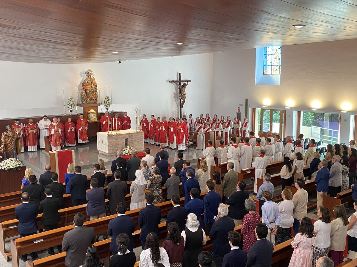 La capilla mayor del <a href="/SeminarioSev/">Seminario de Sevilla</a> acoge la misa de inicio de curso de la Facultad de Teología <a href="/sanisidoronet/">Facultad de Teología San Isidoro de Sevilla</a>. Preside <a href="/ArzobispoSaiz/">José Ángel Saiz Meneses</a>