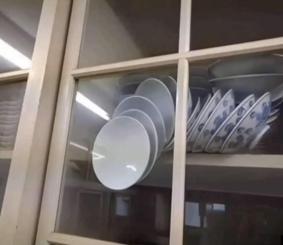 لو فتحت الباب فسوف تتكسَّر الصحون !
هكذا بعض الأمور في حياتنا، يجب أن تبقى أبوابها مغلقة لتسلم من الشر