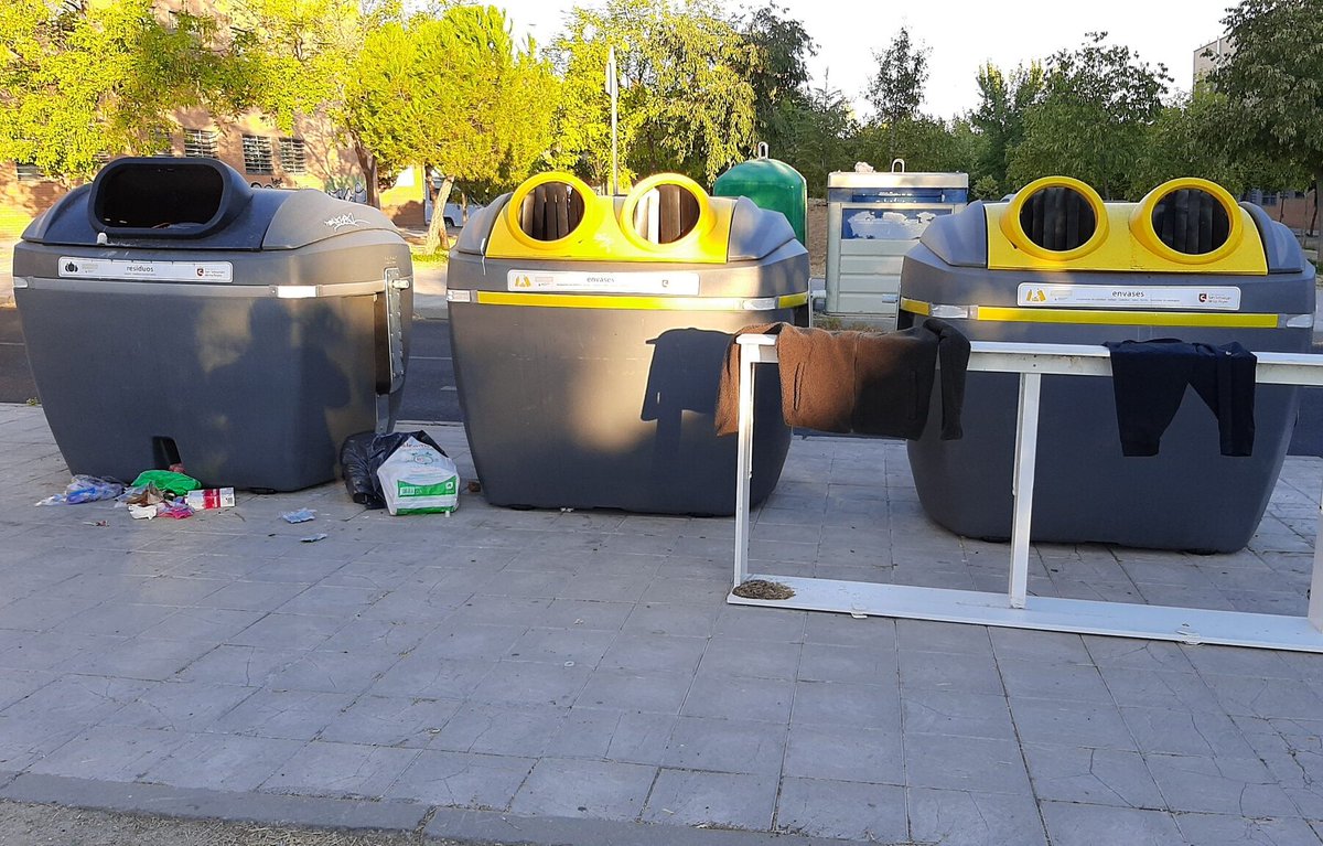 🔴⚪️ Vecinos denuncian el abandono de residuos y enseres en la Calle Francisco Ayala

➡️ La aparición de muebles y basura es recurrente en la zona, avivando las críticas al incivismo y la lentitud del Ayuntamiento para retirarlos

🔗 diariodesanse.com/2025/10/02/vec…