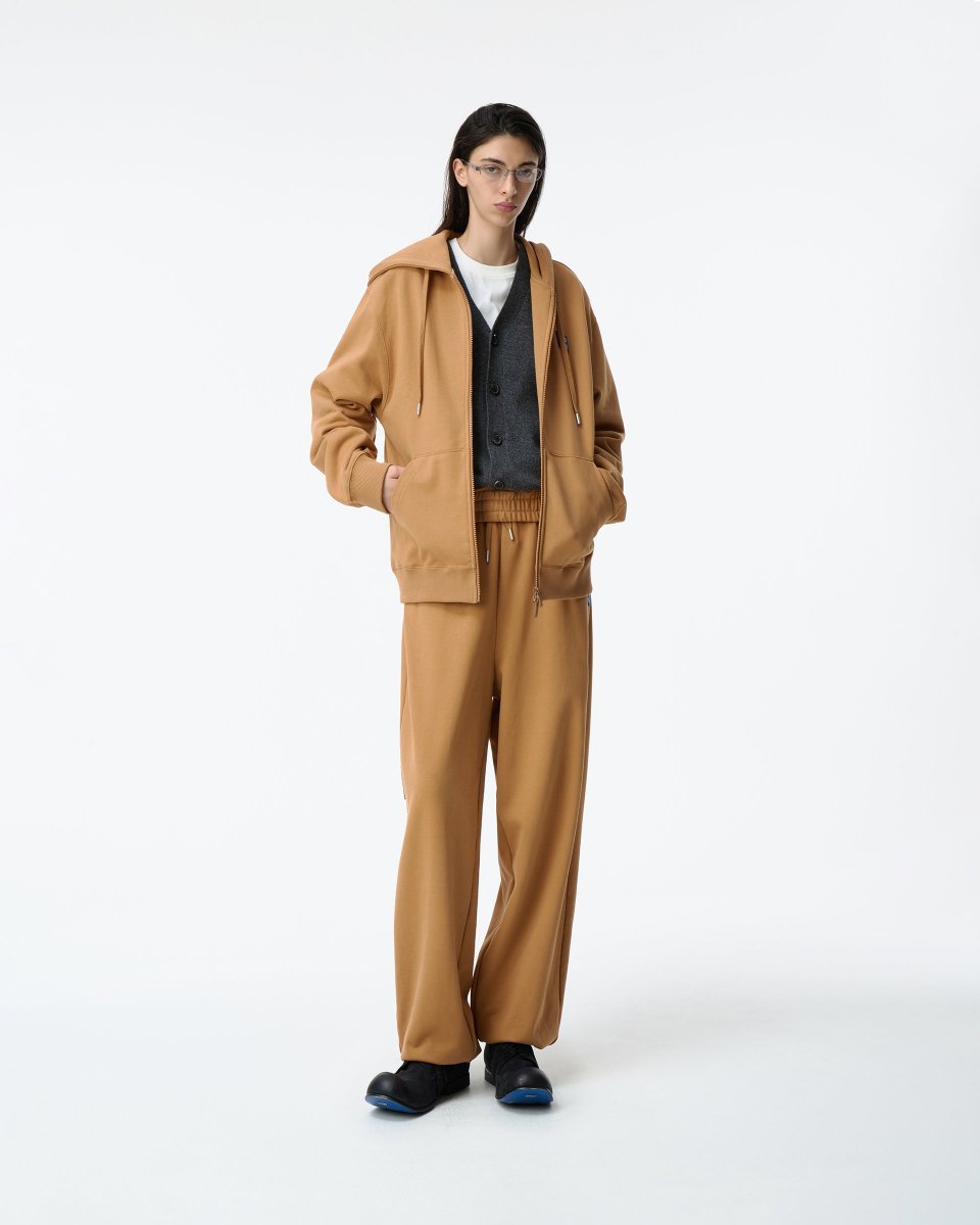 AderSignificant's tweet image. ADERERRORのSignificantから、シーズンレスな人気のSweat Set Collectionが登場。フーディー、スウェットシャツ、ジップアップ、スウェットパンツまで、日常からフォーマルまでさまざまにスタイリング可能です。詳しくは adererror.com をご覧ください。