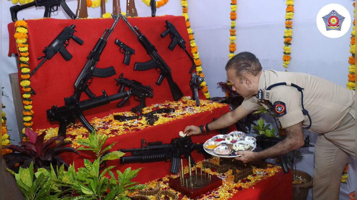 CPMumbaiPolice's tweet image. आज दसऱ्याच्या शुभमुहूर्तावर मध्यवर्ती शस्त्रागार, नायगाव मुख्यालय येथे शस्त्रपूजन करण्यात आले.

यावेळी पोलीस सह आयुक्त (प्रशासन) एस. जयकुमार, अपर पोलीस आयुक्त (सशस्त्र पोलीस) विनीता साहू, पोलीस उप आयुक्त (परिमंडळ - ४) रागसुधा आर, पोलीस उप आयुक्त( सशस्त्र पोलीस, नायगांव) आनंद…