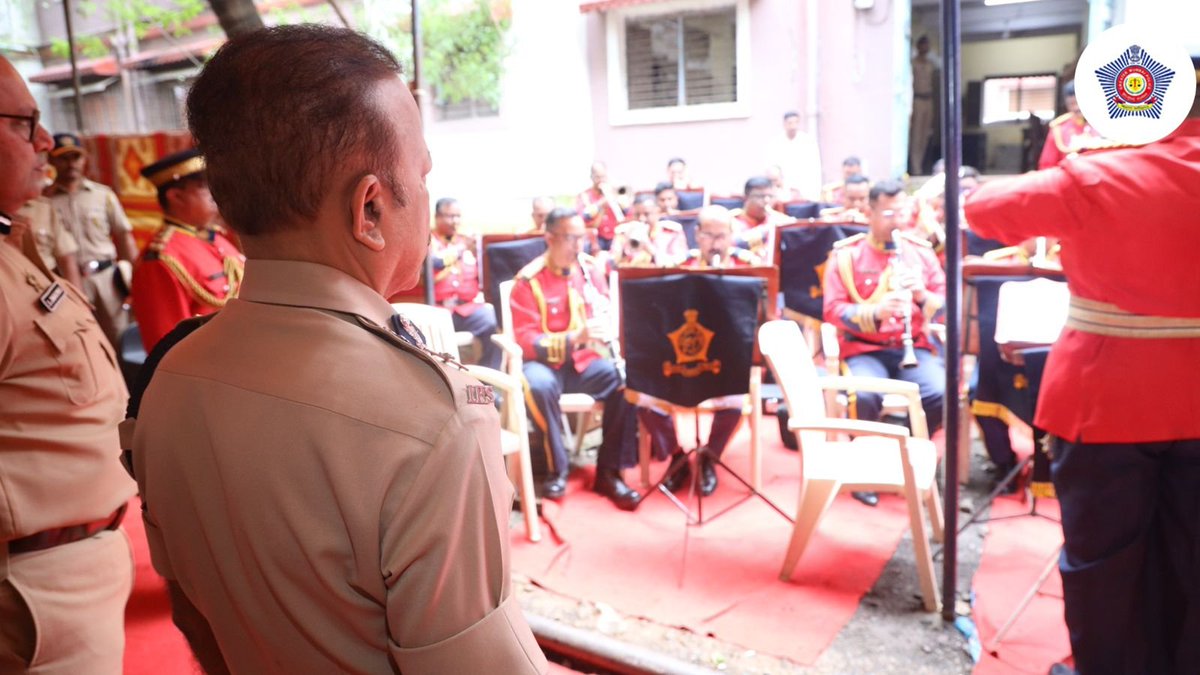 CPMumbaiPolice's tweet image. आज दसऱ्याच्या शुभमुहूर्तावर मध्यवर्ती शस्त्रागार, नायगाव मुख्यालय येथे शस्त्रपूजन करण्यात आले.

यावेळी पोलीस सह आयुक्त (प्रशासन) एस. जयकुमार, अपर पोलीस आयुक्त (सशस्त्र पोलीस) विनीता साहू, पोलीस उप आयुक्त (परिमंडळ - ४) रागसुधा आर, पोलीस उप आयुक्त( सशस्त्र पोलीस, नायगांव) आनंद…