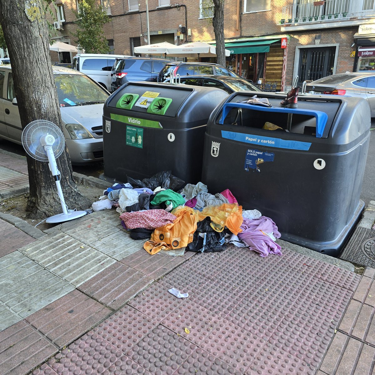 Un foco de insalubridad "CONTINUO" <a href="/Lineamadrid/">Línea Madrid</a> Por favor, la calle necesita una limpieza y reubiquen esos contenedores. Poca gente recicla y mucha tira toda su basura, están a pocos metros de las ventanas donde duermen niños!