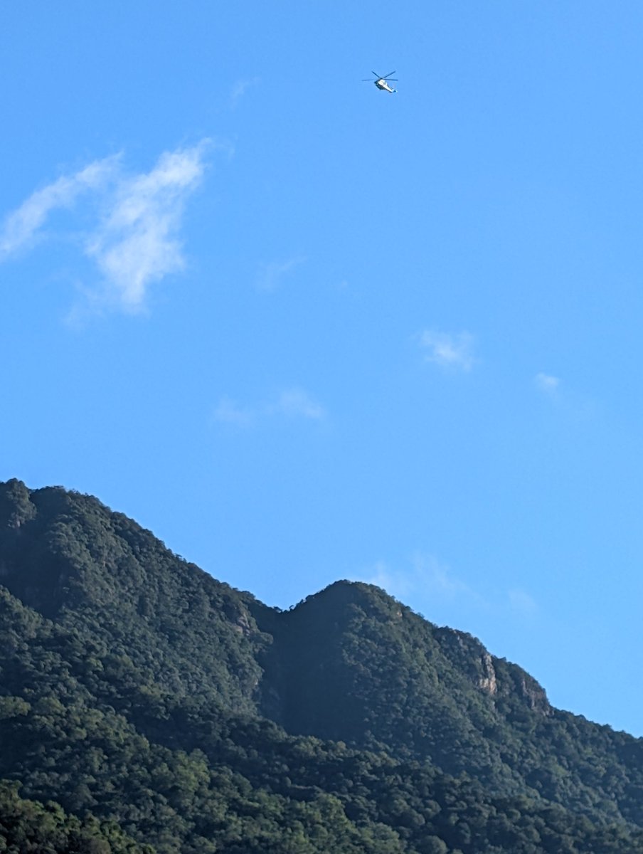 HaniZheng's tweet photo. 剛剛窗外又傳來直昇機聲音，冇帶水桶山頭冇煙肯定是來救人了。經歷盤旋/抵近下降/爬昇/离開四過程,納稅人又買單了！這山頭不是傳統行山路,又要威又不戴頭盔，水平不行不做准備就别挑戰高難���的路線啊！ https://t.co/sn4YO0lpr2