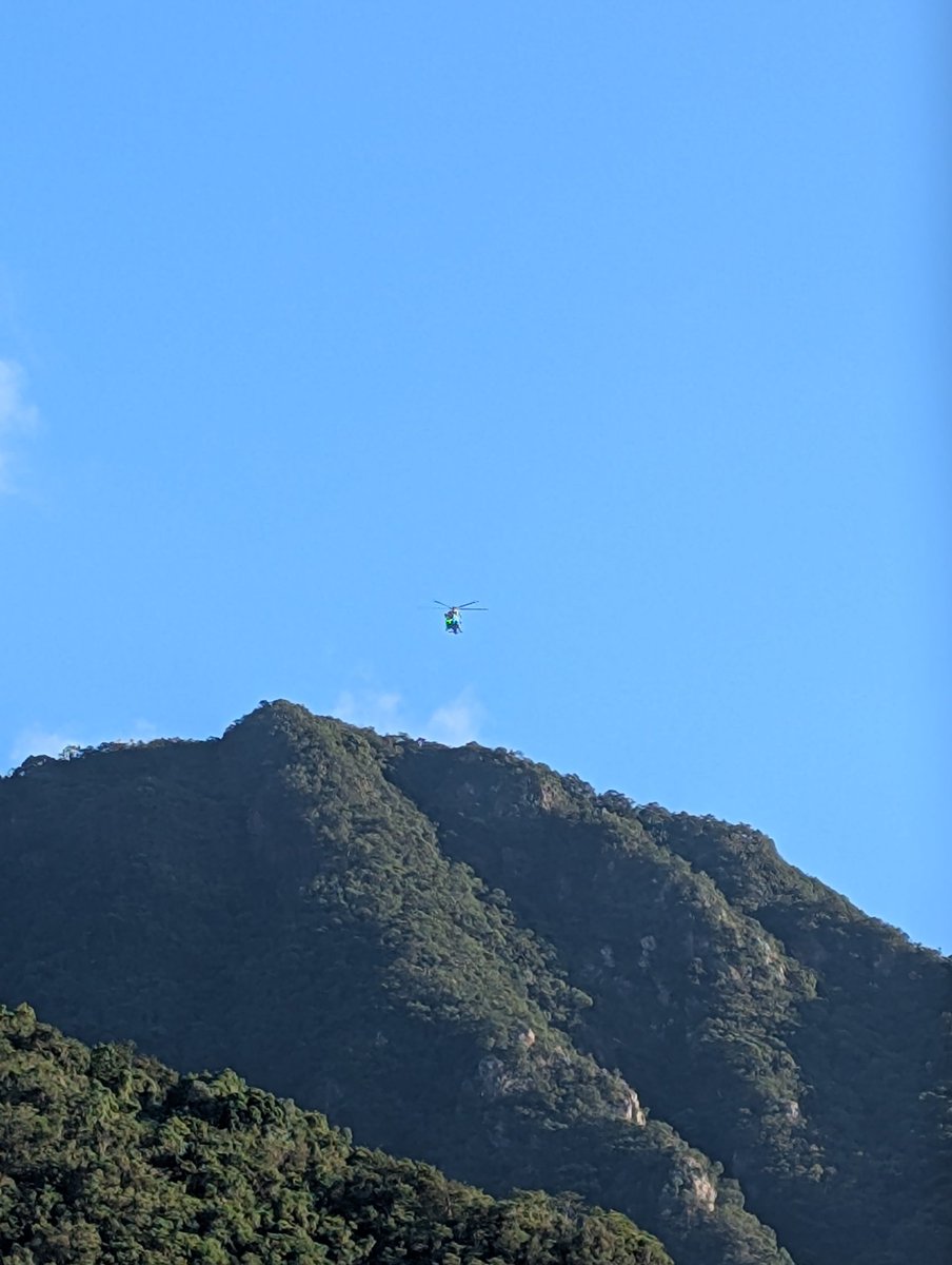 剛剛窗外又傳來直昇機聲音，冇帶水桶山頭冇煙肯定是來救人了。經歷盤旋/抵近下降/爬昇/离開四過程,納稅人又買單了！這山頭不是傳統行山路,又要威又不戴頭盔，水平不行不做准備就别挑戰高難度的路線啊！