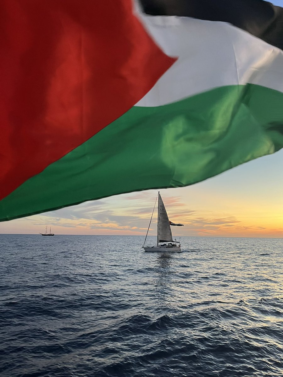 Gazze Limanı’ndakiler gıda yardımını değil, o yardımla gelen insanları bekliyor. Çünkü bir geminin görünmesi bile, “Yalnız değiliz, unutulmadık” demek. En büyük yardım, o çaresiz insanlara yalnız olmadıklarını hissettirmek.

#FreeGaza 
#FreePalestine 
#Sumud