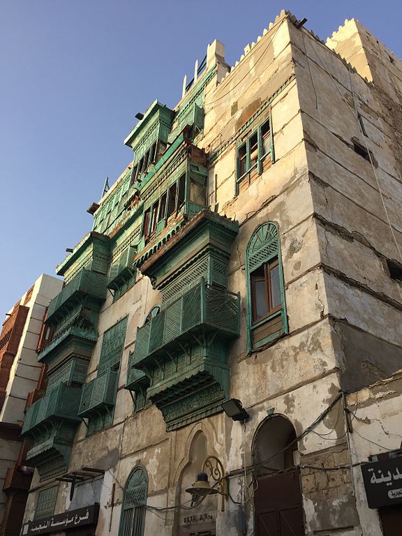 apexconsa's tweet photo. أثرت العِمَارَة التقليدية في الطائف بالمواد المتوفرة محلياً مثل حجر البازلت والجرانيت والخشب. تتميز المنازل التقليدية والقصور بضخامة النسب مع مراعاة التناظر المركزي. كما تتسم الواجهات بفتحات ذات أقواس وزخارف، ومداخل بتجاويف مزدوجة . 
#عمارة #تراث #تصميم #ديكور #مقاولات #كهرباء https://t.co/eQch6KwXSd