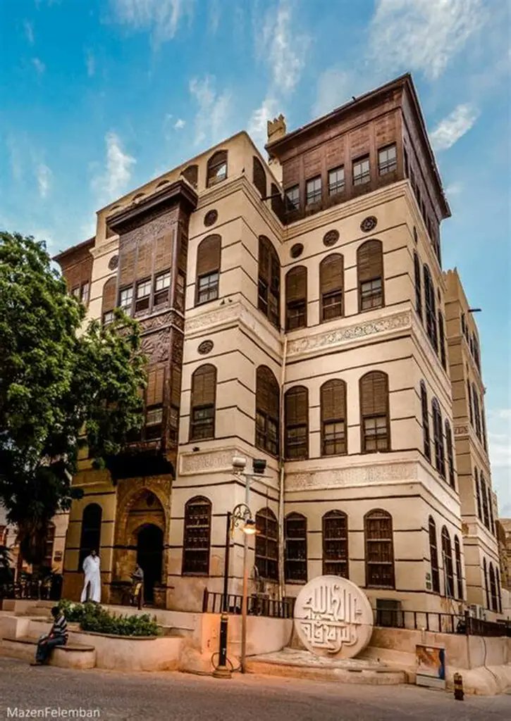 apexconsa's tweet photo. أثرت العِمَارَة التقليدية في الطائف بالمواد المتوفرة محلياً مثل حجر البازلت والجرانيت والخشب. تتميز المنازل التقليدية والقصور بضخامة النسب مع مراعاة التناظر المركزي. كما تتسم الواجهات بفتحات ذات أقواس وزخارف، ومداخل بتجاويف مزدوجة . 
#عمارة #تراث #تصميم #ديكور #مقاولات #كهرباء https://t.co/eQch6KwXSd