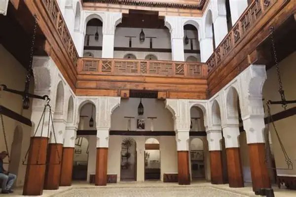apexconsa's tweet photo. أثرت العِمَارَة التقليدية في الطائف بالمواد المتوفرة محلياً مثل حجر البازلت والجرانيت والخشب. تتميز المنازل التقليدية والقصور بضخامة النسب مع مراعاة التناظر المركزي. كما تتسم الواجهات بفتحات ذات أقواس وزخارف، ومداخل بتجاويف مزدوجة . 
#عمارة #تراث #تصميم #ديكور #مقاولات #كهرباء https://t.co/eQch6KwXSd
