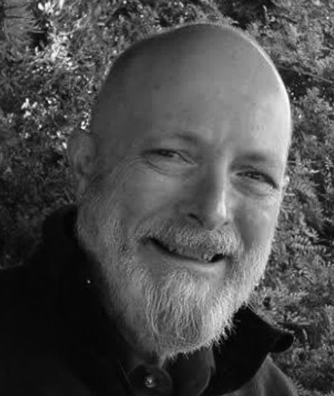 “Temos muitos princípios elevados e poucos entendimentos humanos simples”.

Vernor Vinge, professor e escritor.