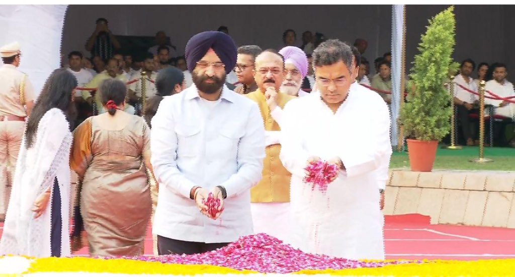 p_sahibsingh's tweet image. भारत के पूर्व प्रधानमंत्री श्री लाल बहादुर शास्त्री जी की जयंती के अवसर पर उनके समाधि स्थल विजयघाट पहुंचकर उन्हें श्रद्धांजलिपूर्वक नमन किया।

शास्त्री जी की सादगी, ईमानदारी और उनका ओजस्वी मंत्र “जय जवान, जय किसान” आज भी हर भारतवासी के लिए राष्ट्रसेवा, आत्मनिर्भरता और त्याग की…