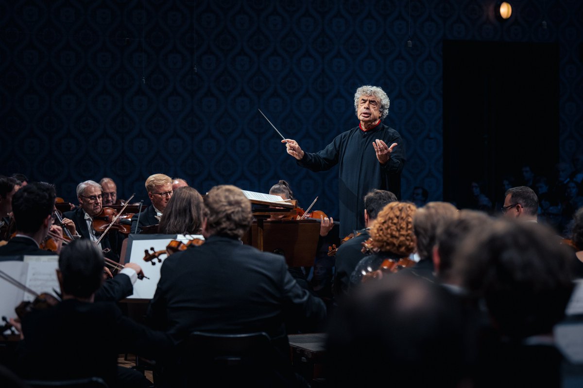 Moments captured at last night's concert at the Rudolfinum, with <a href="/maofujita_piano/">Mao Fujita 藤田真央</a> and the <a href="/CzechPhil/">Czech Philharmonic</a> 

📷 Petr Chudura