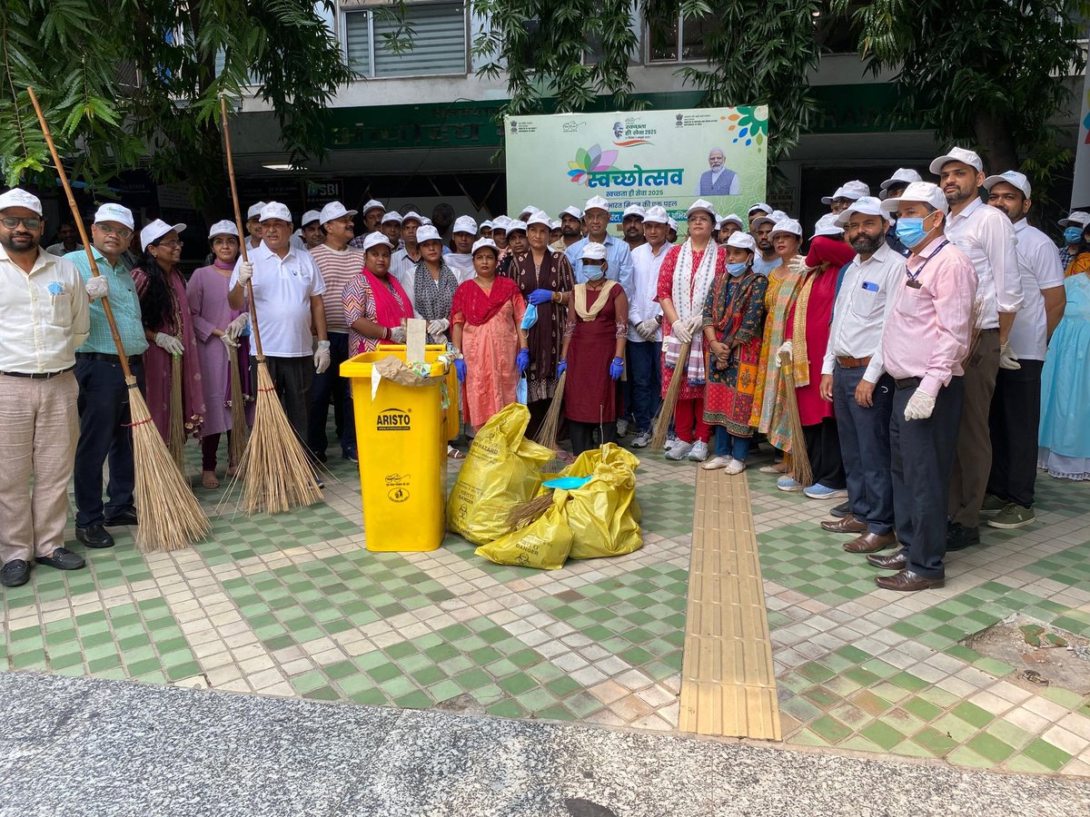 Led by <a href="/MoJSDDWS/">Department of Drinking Water & Sanitation (#DDWS)</a> Secretary Sh. Ashok K K Meena, officials of the Department participated in a #Shramdaan drive for cleanliness at the CGO Complex on Swachh Bharat Diwas. #SwachhataHiSeva2025 #SHS2025 #SwachhBharat #SBMG 🧹🇮🇳 (1/4)