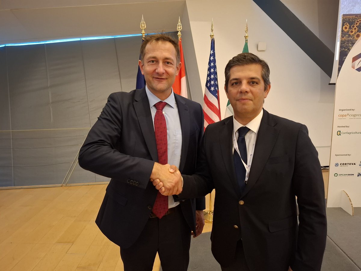🛡️Alimentar é defender. 

🚜Estamos na 41.ª Conferência Agrícola Norte-Americana – UE, um evento da <a href="/COPACOGECA/">COPA-COGECA</a>.

🎯Idalino Leão apelou a <a href="/CHansenEU/">Christophe Hansen</a> para que a #agricultura seja uma prioridade europeia, garantindo que, em contextos difíceis, o essencial nunca falte aos europeus.