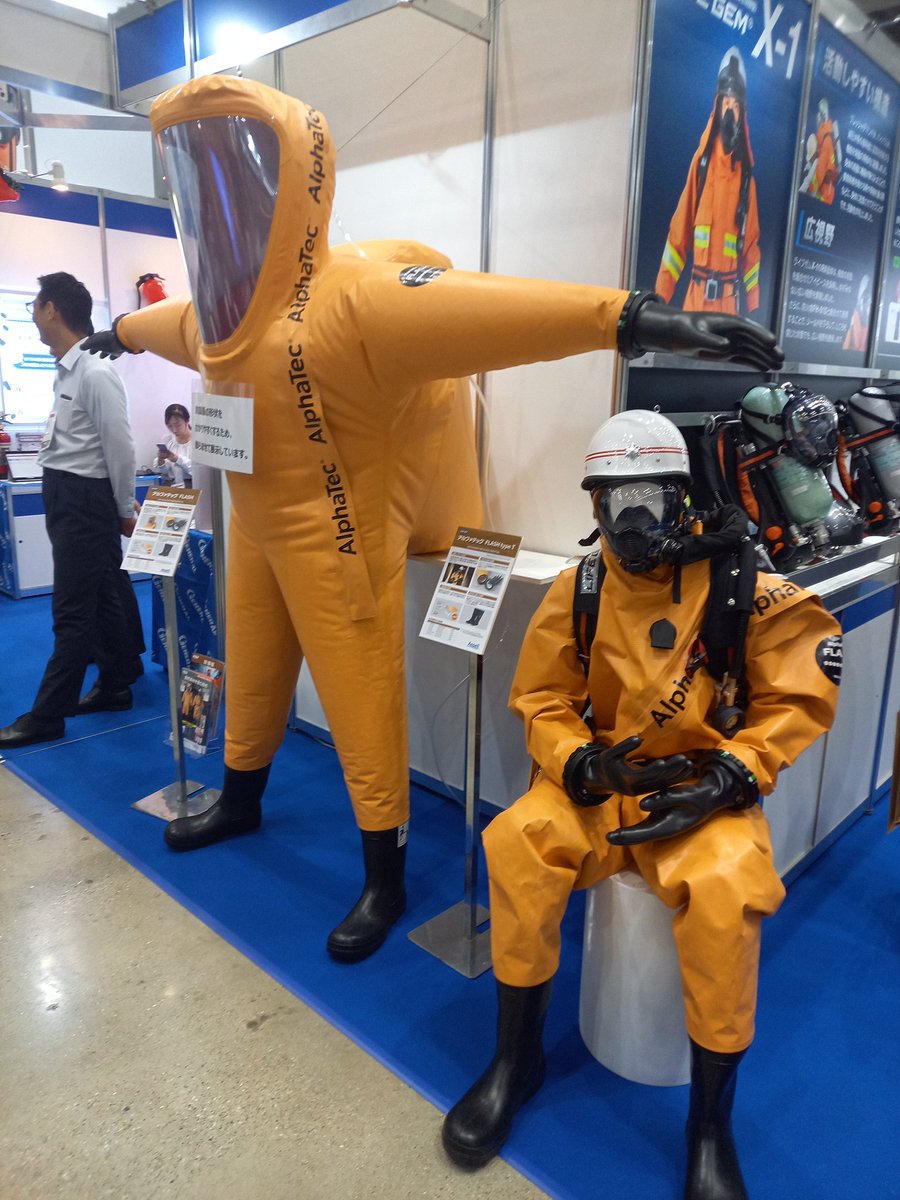 yosizo's tweet photo. こうした消防ロボットや最新の消防服や装備が見れるのもこの展示会ならではでしょうか🙇 #RISCON https://t.co/VUQ75gfOlu