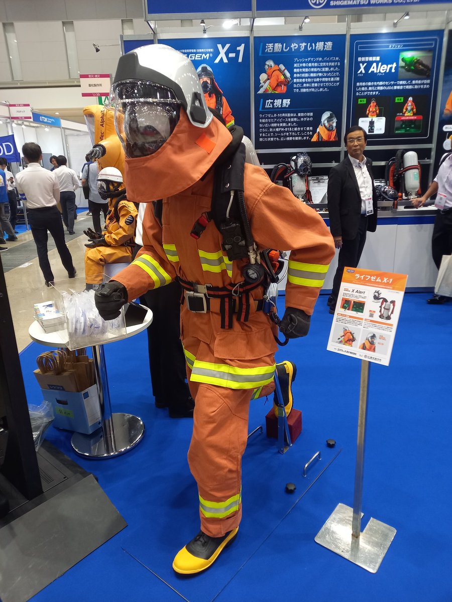 yosizo's tweet photo. こうした消防ロボットや最新の消防服や装備が見れるのもこの展示会ならではでしょうか🙇 #RISCON https://t.co/VUQ75gfOlu