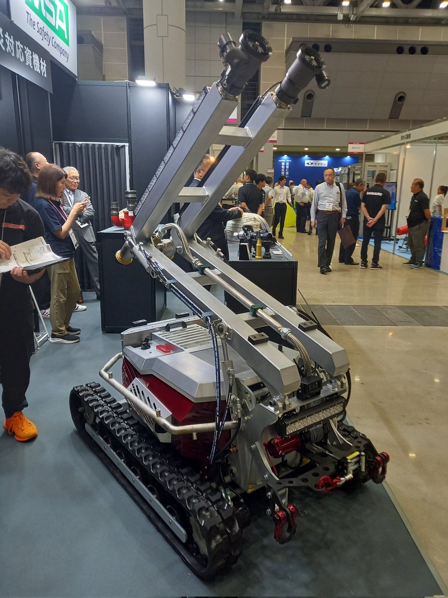 yosizo's tweet photo. こうした消防ロボットや最新の消防服や装備が見れるのもこの展示会ならではでしょうか🙇 #RISCON https://t.co/VUQ75gfOlu