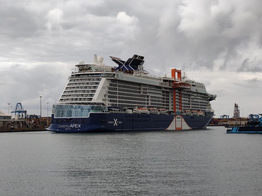 bermaxo09's tweet photo. Abre la temporada de #cruceros en el Muelle Santa Catalina #PuertodeLasPalmas
Celebrity Ápex #cruise Hoy 2 de Octubre #puentedemando https://t.co/skg62mMJJJ