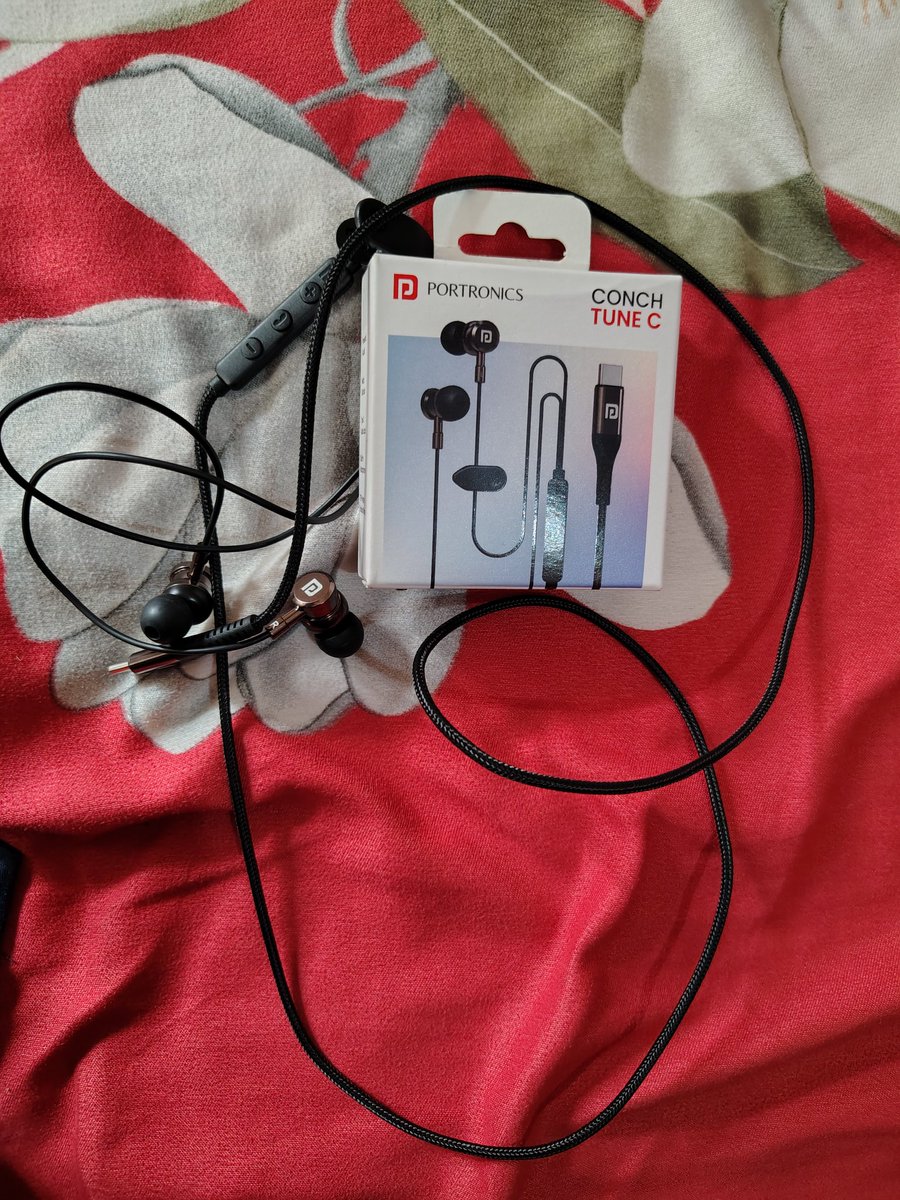183utkarsh's tweet photo. Hey @deepigoyal @albinder @letsblinkit Today at 1:42pm on(2/10/25) I have ordered a earphone  the model i received is different from what I ordered and the help desk video features is not working as when the camera gets on the screen turn black . I have shared screenshot below. https://t.co/i7lD4fF5Mv