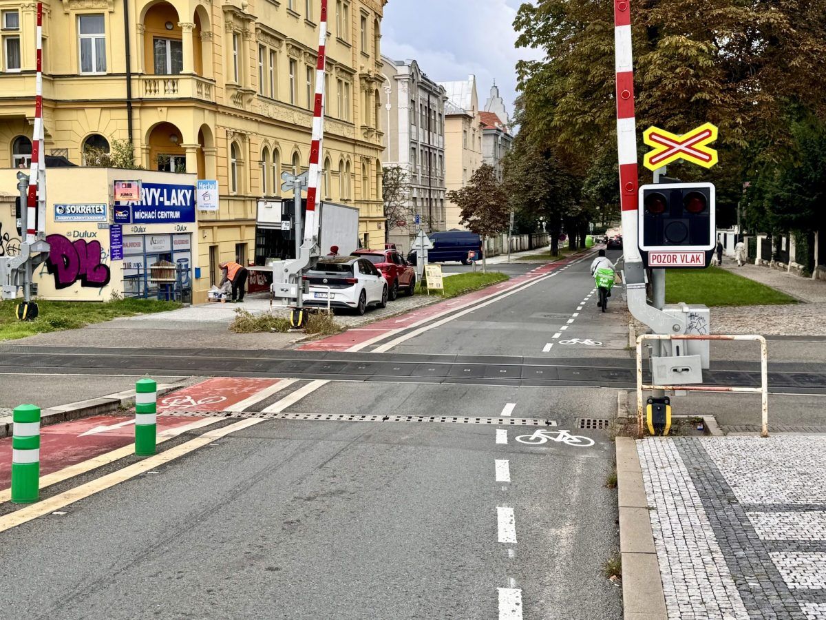 🚲 Pelléova ulice propojující Hradčany a Dejvice má nově cyklopruhy v obou směrech.
📤 Cyklopruh po směru jízdy vznikl na podnět občana. 
👉Umožňuje lepší předjíždění kolon, dává autům i lidem na kole vlastní koridor a celkově zklidňuje provoz.
🔗 mestemnakole.cz/2025/10/praha-…