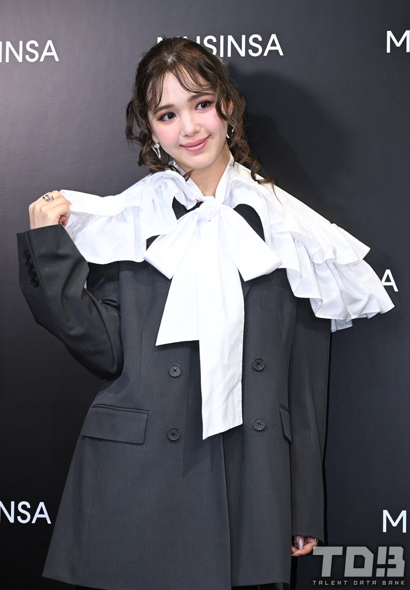 藤⽥ニコル、ビッグシルエットのジャケットでフォトコールに登場