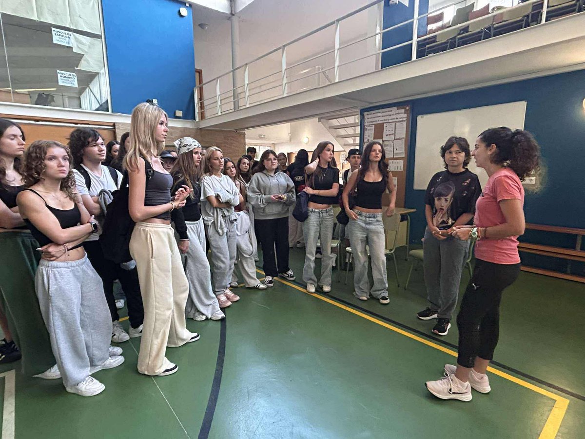 IESAlbertiCadiz's tweet photo. Abriendo las puertas del IES Rafael Alberti y entablando lazos con un centro polaco que visita nuestro centro con 37 alumnos. #IesRafaelAlberti #bilingüismo #daleko-blisko #@morcienek_tichy https://t.co/umYJLuXqr3