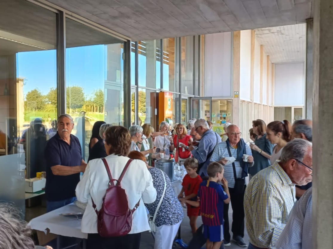 A Vilablareix vam commemorar el Dia Internacional de la Gent Gran amb un espectacle de playback del casal de la gent gran de Porqueres i vam cloure la jornada amb una deliciosa xocolatada!
#Vilablareix #DiaInternacionalDeLaGentGran