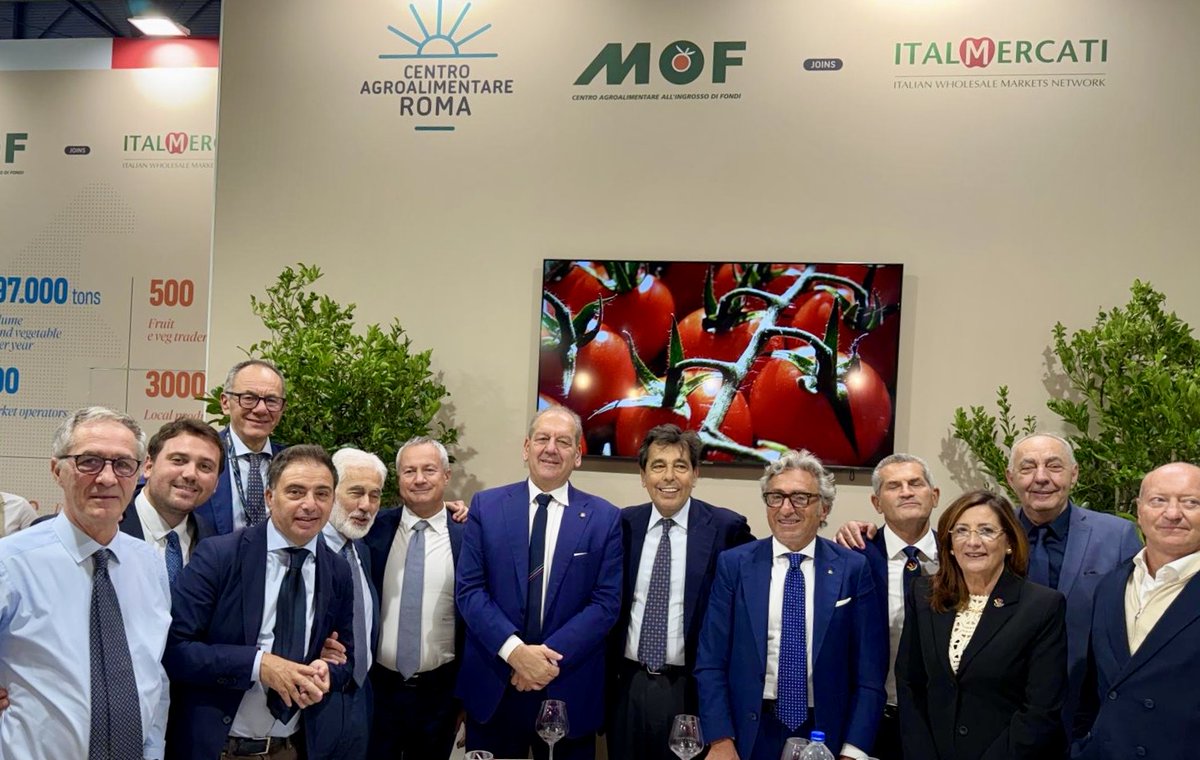 fondimof's tweet photo. @FruitAttraction 2025 conferma il ruolo di #MOF come hub nazionale per l’innovazione e l’internazionalizzazione della #filiera #agroalimentare italiana. Stand condiviso con @CARSCPA, visite istituzionali e #eccellenze valorizzate dallo chef Fausto Ferrante. https://t.co/vrsmaWucQx