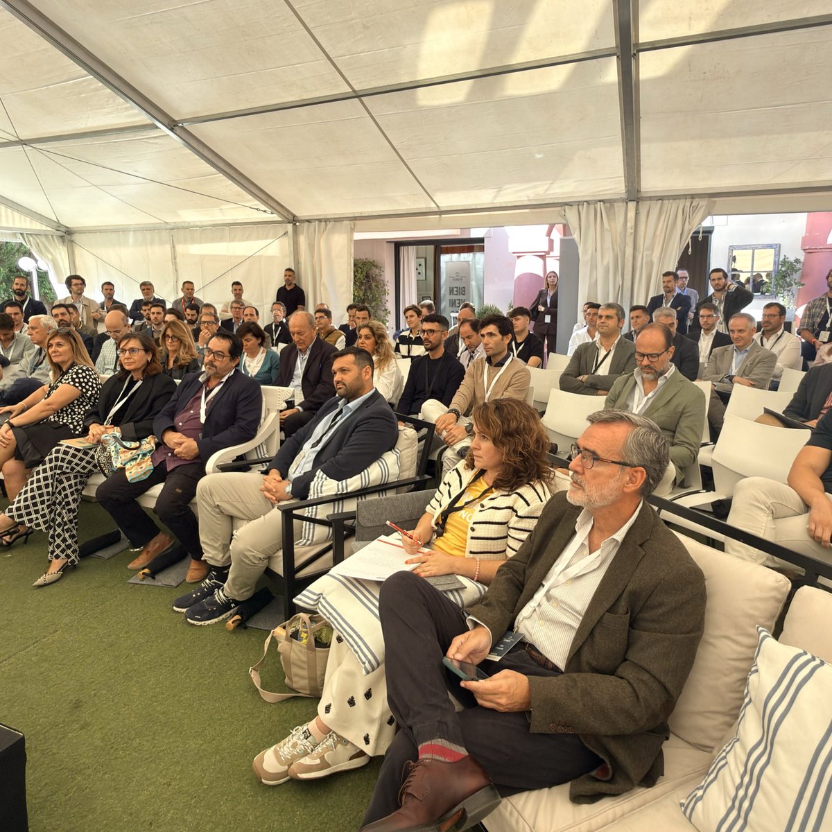 REConectaMadrid's tweet image. Continuamos la jornada de #REConecta2025 con una ponencia de Oriol Valls (Uri), bajo el título “Producto Alternativo”.

Oriol, cofundador y CEO de habitacion.com, un servicio de compra de habitaciones, nos explica sus ventajas con respecto al alquiler tradicional.