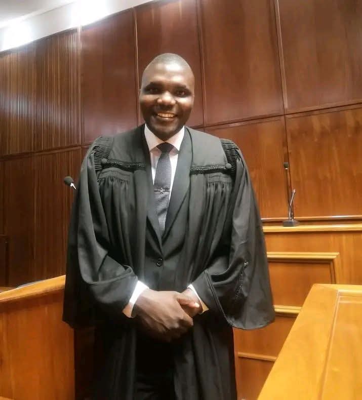 MHopeMK's tweet photo. Lawyers wont see heaven 🤣🤣

Client:  Good morning Mr Mongwane, someone is owing me K20,000 for  6 months now and they dont want to pay me back 🥺

Lawyer: Any proof that they owe you money?

Client: No. Gave them in cash

Lawyer: Write him whatsApp text to pay you your K50,000.

Client: Sir, but what he is owing me is K20,000.

Lawyer: Don't worry, just do as I have told you.

Client: Alright Counsel.

Client: I then wrote to the person owing me to pay me my K50,000.

And his reply was “What!! No I owe you K20,000 and not K50,000.”

I then showed Counsel the reply.
He was like “take a screenshot of that Message,  thats is the evidence we will use in court that he owes you money.”