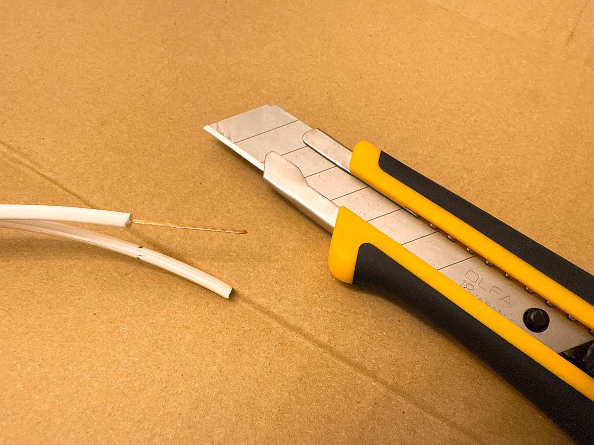 kuma_tsuckey's tweet image. 白デスク環境ガチ険しい
スピーカーケーブルを白に変える為に購入したけど、先端の処理ww
中の線傷つけないようにめっちゃ慎重になってる🥹
スピーカーケーブル太さとか奥深すぎて、相当険しいんだがww
でも気に入ったスピーカーのために頑張るしかない
#白デスク　#desksetup
#スピーカーケーブル