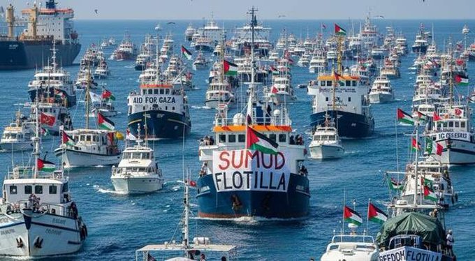 PartizanMerkez4's tweet photo. Siyonist İsrail, Gazze'ye insani yardım taşıyan Sumud filosuna saldırdı ve çok sayıda insanı gözaltına aldı.
Sumud filosu dünya halklarının Filistin halkıyla uluslararası dayanışmasının bir sembolüdür. 
Sahte gözyaşı dökenler İsrail'e tam ambargo uygulamalıdır
#SumudForGaza 🇦🇪 https://t.co/m9n2ucC53P