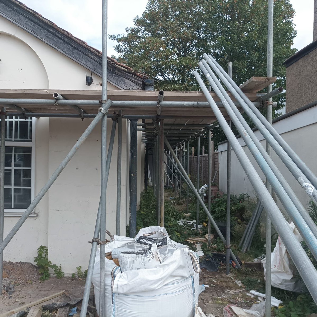 📡 MARKAZ UPDATE!

Alḥamdulillāh! Work on our Roof Project at Markaz AIM is now Underway! 🕌🧱

We were delighted to see the scaffolding go up at the weekend and are pleased to share this with our dear brothers and sisters!

This indicates the start of our much-needed ❝Roof