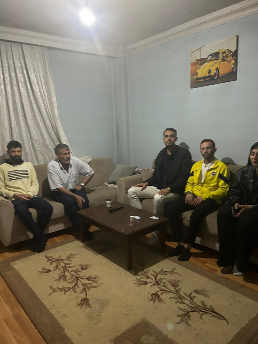 akgncarnavutkoy's tweet photo. Bugün yeni yaşına giren kardeşlerimizin doğum gününü unutmadık! AK Parti Arnavutköy Gençlik Kolları olarak, “Sensiz Olmaz” programımızla gençlerimizin yanında olduk, mutluluklarına ortak olduk.

Her bir gencimiz bizim için kıymetli. Birlikte nice güzel yaşlara, umut dolu yarınlar https://t.co/zM9VCpaTaw