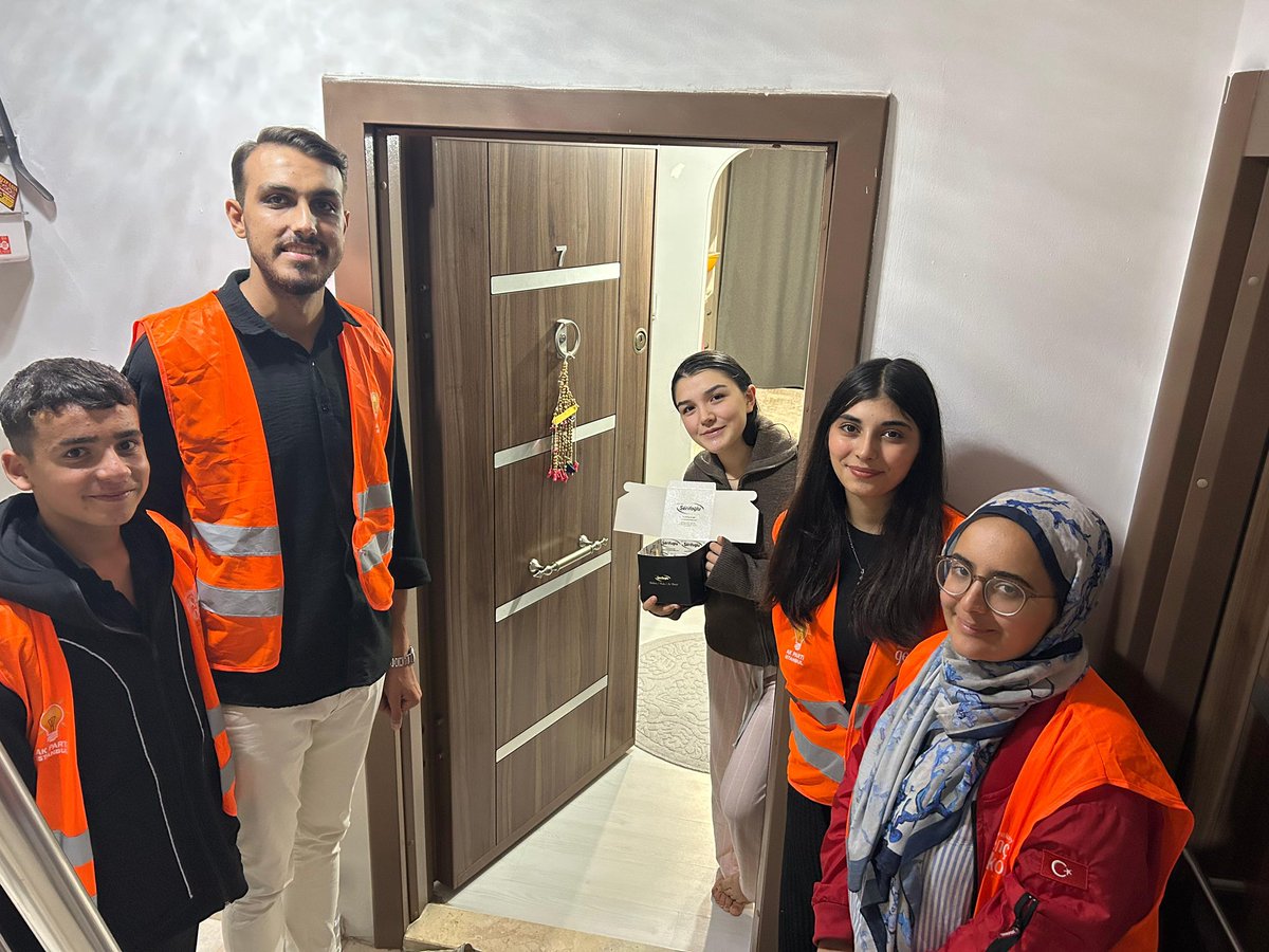 akgncarnavutkoy's tweet photo. Bugün yeni yaşına giren kardeşlerimizin doğum gününü unutmadık! AK Parti Arnavutköy Gençlik Kolları olarak, “Sensiz Olmaz” programımızla gençlerimizin yanında olduk, mutluluklarına ortak olduk.

Her bir gencimiz bizim için kıymetli. Birlikte nice güzel yaşlara, umut dolu yarınlar https://t.co/zM9VCpaTaw