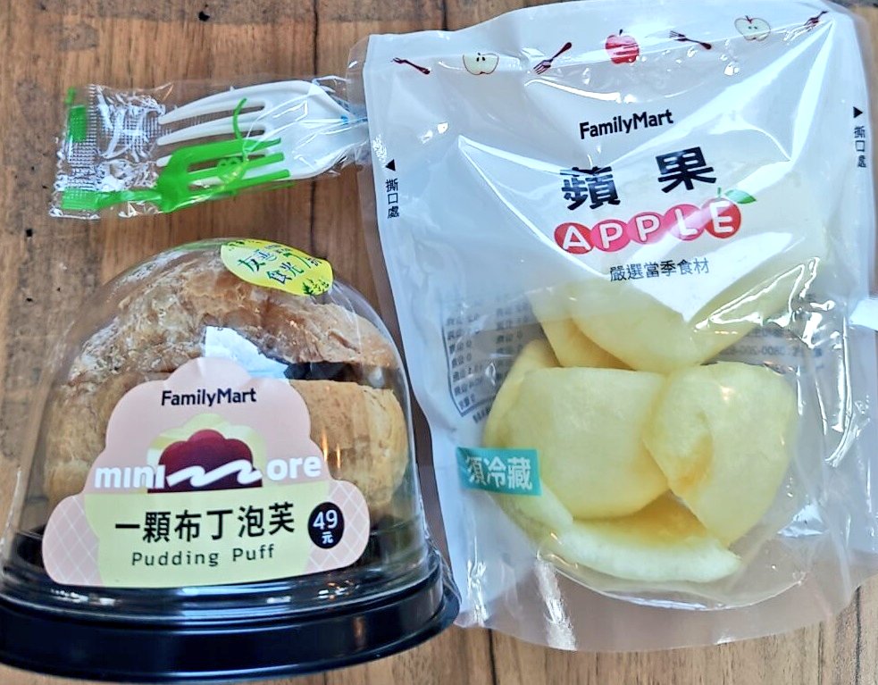 fws1919's tweet image. 左-🍮シュークリーム🆕
右-🍎
食後のデザート😋
食前も食べたのに😂殴
セブンで🆕爽アイス見かけた
また今度かも🤤
#ファミマ #スィーツ