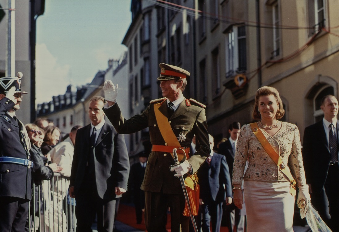 rwthofficial's tweet photo. 🇱🇺
On 7 Oct. 2000, #Luxembourg’s Grand Duke Jean signed her abdication after his 35 years on the throne, transferring the reign to his son Prince Henri, who succeeded as the new Grand Duke after being installed as Regent 2 years earlier.

#GrandDucJean #Trounwiessel #Lëtzebuerg https://t.co/9i0ekJ1iQd