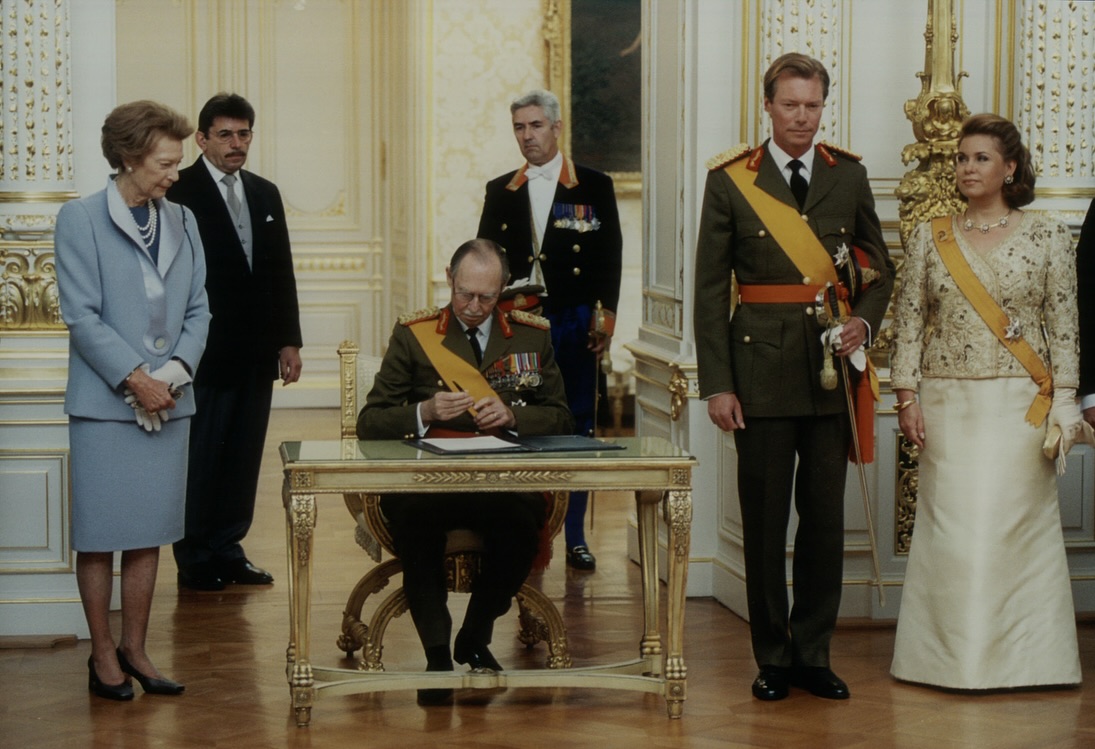 rwthofficial's tweet photo. 🇱🇺
On 7 Oct. 2000, #Luxembourg’s Grand Duke Jean signed her abdication after his 35 years on the throne, transferring the reign to his son Prince Henri, who succeeded as the new Grand Duke after being installed as Regent 2 years earlier.

#GrandDucJean #Trounwiessel #Lëtzebuerg https://t.co/9i0ekJ1iQd