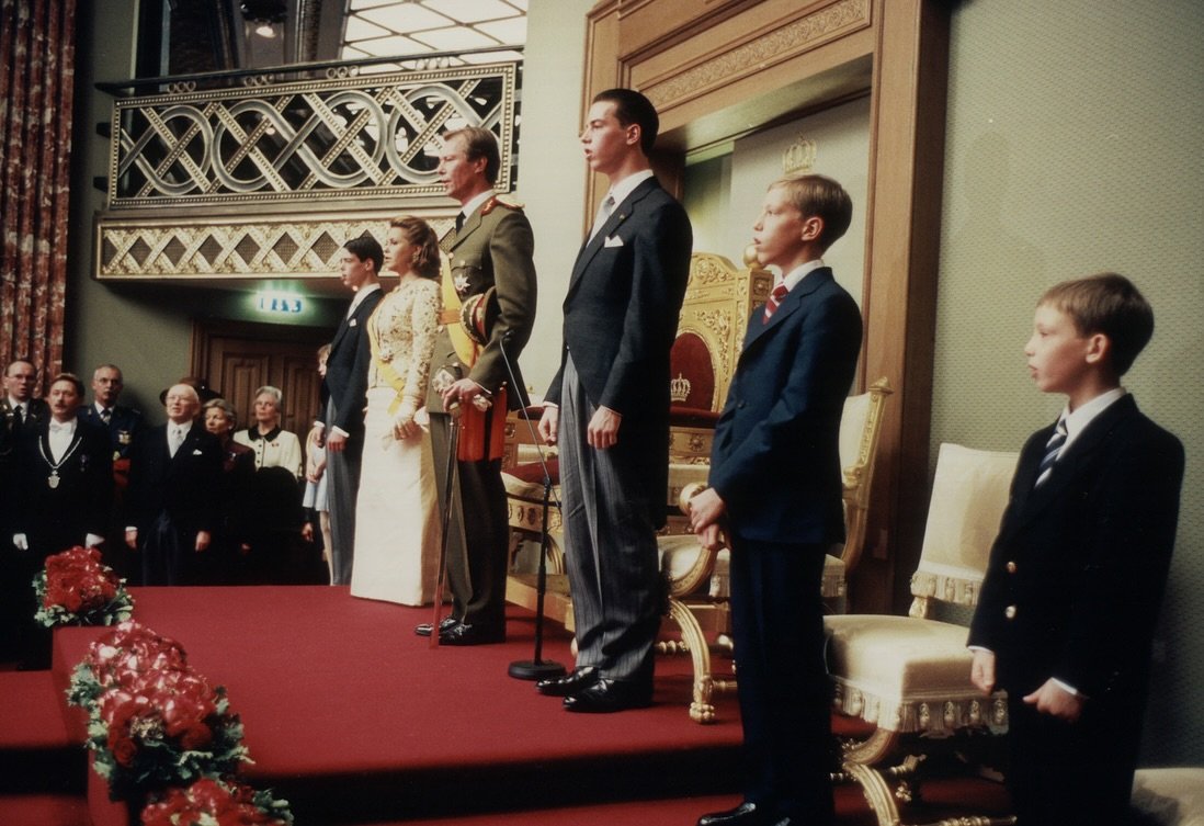 rwthofficial's tweet photo. 🇱🇺
On 7 Oct. 2000, #Luxembourg’s Grand Duke Jean signed her abdication after his 35 years on the throne, transferring the reign to his son Prince Henri, who succeeded as the new Grand Duke after being installed as Regent 2 years earlier.

#GrandDucJean #Trounwiessel #Lëtzebuerg https://t.co/9i0ekJ1iQd