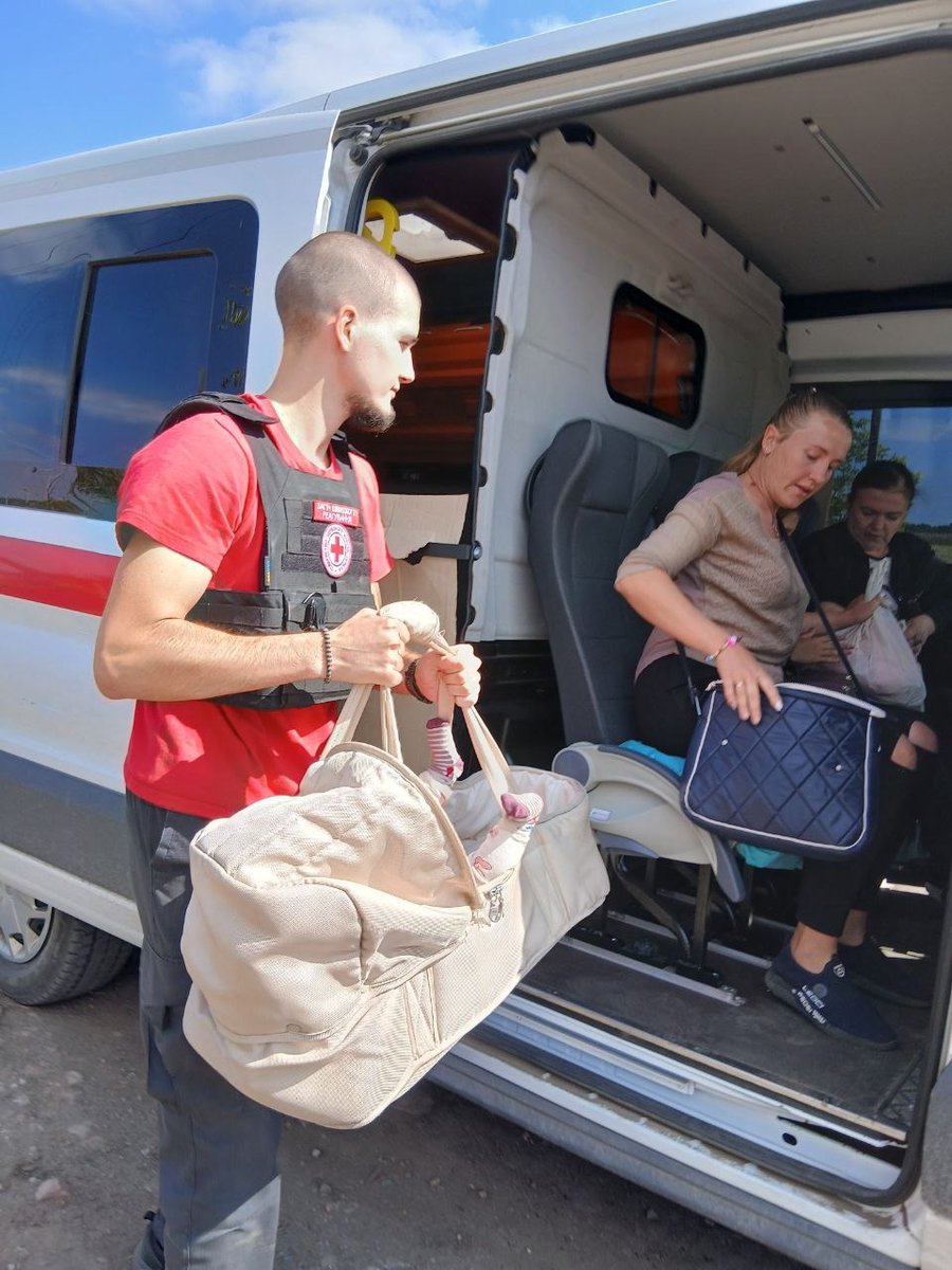 RedCrossUkraine's tweet image. 🚨In Sept 2025, Ukrainian Red Cross volunteers evacuated 84 residents from frontline areas in the #Dnipro region — including elderly, families with children, and people with limited mobility. Volunteers provide care & support throughout the journey. #Evacuation #EmergencyResponse