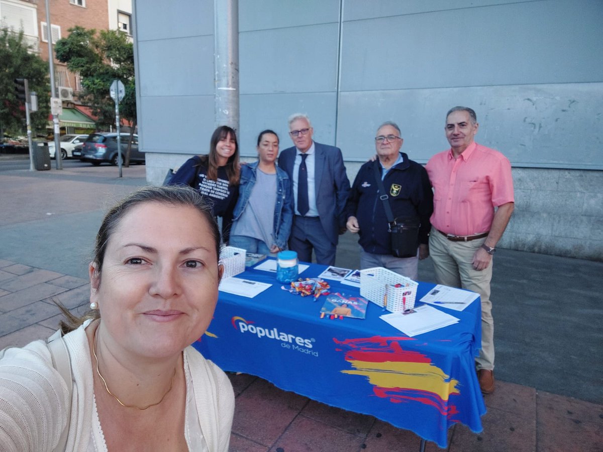 PPteVallecas's tweet photo. 👉🏻 El equipo #PPteVallecas siempre escuchando las necesidades de nuestros vecinos. Necesitamos una red de #Cercanías que sea eficiente, fiable y segura.

#PedroSánchezCulpable
#ÓscarPuenteCulpable
#PuenteAbandonaPuente
#ElSurDelSur https://t.co/5L56HzmdtP