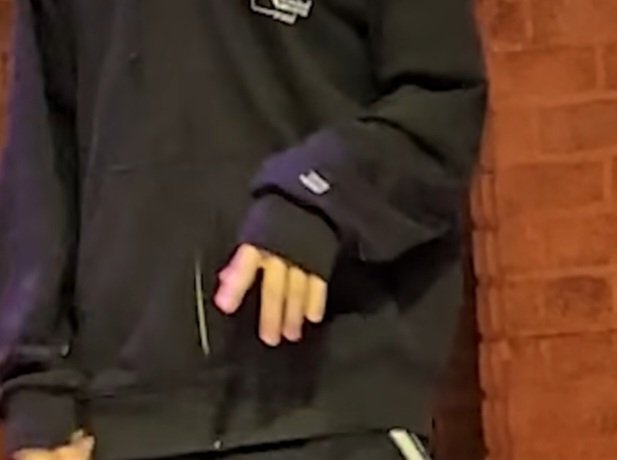 DearUniverse04's tweet photo. Jaehan wore Jinho’s hoodie during practice lmao look at the size difference—on Jaehan (left), the hoodie looks small, while on Jinho (right), the sleeves almost covering his hands 🤣🤣
#진호 #JINHO #펜타곤 #PENTAGON
#김재한 #베어더뮤지컬 #BareTheMusical https://t.co/KzIzIMhcHD