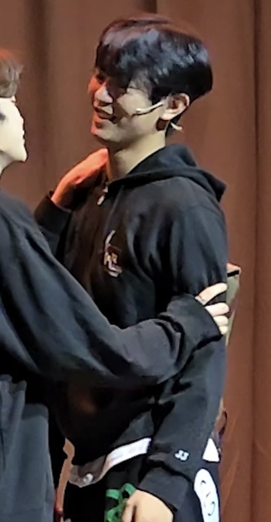 DearUniverse04's tweet photo. Jaehan wore Jinho’s hoodie during practice lmao look at the size difference—on Jaehan (left), the hoodie looks small, while on Jinho (right), the sleeves almost covering his hands 🤣🤣
#진호 #JINHO #펜타곤 #PENTAGON
#김재한 #베어더뮤지컬 #BareTheMusical https://t.co/KzIzIMhcHD