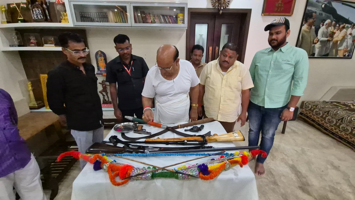 वीर का अधिकार है शौर्य का आधार है अधर्म का उपचार है 
आज विजयादशमी के पावन पर्व पर, मध्यप्रदेश के सेंधवा निवास में परंपरागत रीति-रिवाज के साथ शस्त्र पूजन संपन्न किया।
यह दिव्य पर्व हमें धर्म की रक्षा, सत्य की विजय और समाज में शांति एवं न्याय की स्थापना का संकल्प दिलाता है।