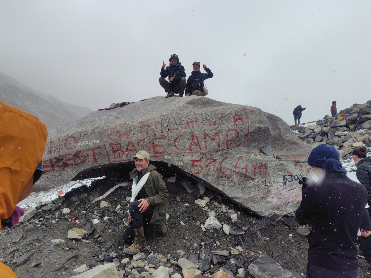行きたかった場所=エベレストベースキャンプに行けました！

雪が降ってたので、けっこう寒かった（画像をアップにすると雪がわかりやすいと思います）

何より去年と同じ三人（ガイドのSさんとコトリちゃんと僕）でたどり着けて本当に嬉しい！

#365curryネパール旅行2025
