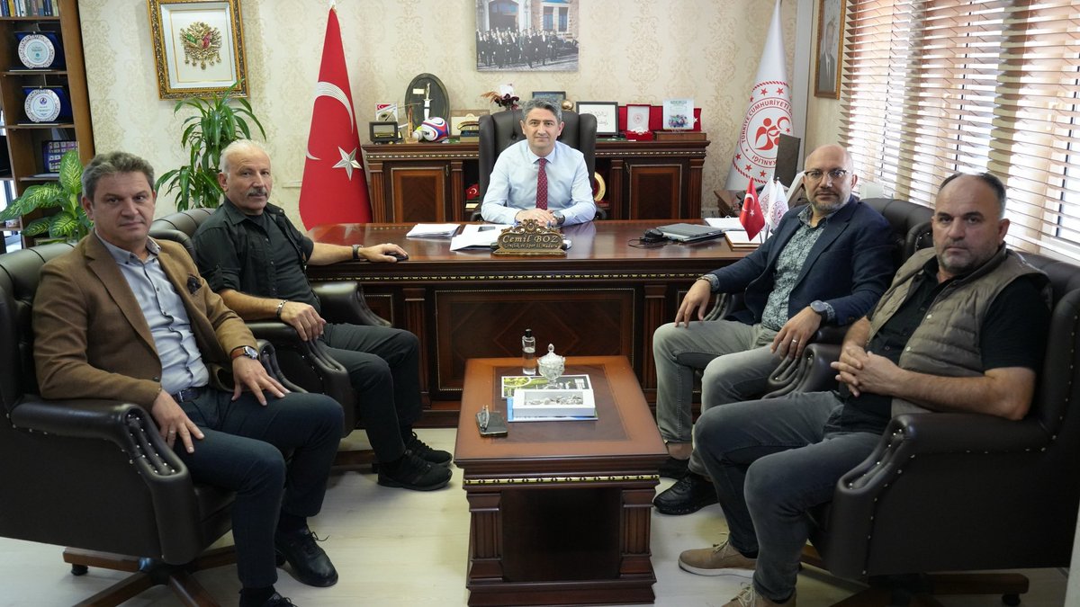 Sakarya Gençlik ve Spor İl Müdürümüz Sayın Cemil Boz, Sakarya Büyükşehir Belediyesi Gençlik ve Spor Hizmetleri Daire Başkanı ve ASKF Başkan Vekili Sayın Orhan Bayraktar, ASKF Başkan Vekilimiz Necmettin Koçak ve ASKF Yöneticimiz Yahya Berk ile birlikte Amatör Spor Haftası