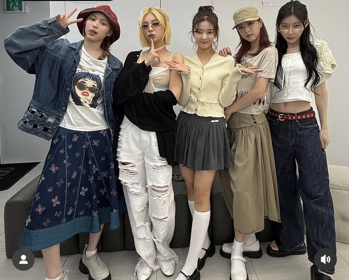 MIDCYS's tweet photo. lia’s own styling to itzy she did THAT https://t.co/h5oNYZDmIW