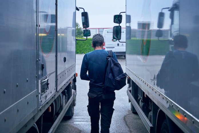 ⚖️ Seguridad Social quiere «actualizar» las bases de autónomos que cotizan por encima de la base máxima desde antes de 2023.

Pero ojo: muchos transportistas podrían ver afectada su jubilación o prestaciones por años de congelamiento.

👉 Detalles completos: